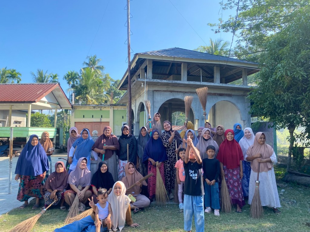 Gotong royong sebagai wujud kebersamaan Dan ke kompakan sesama masyarakat dalam segala hal