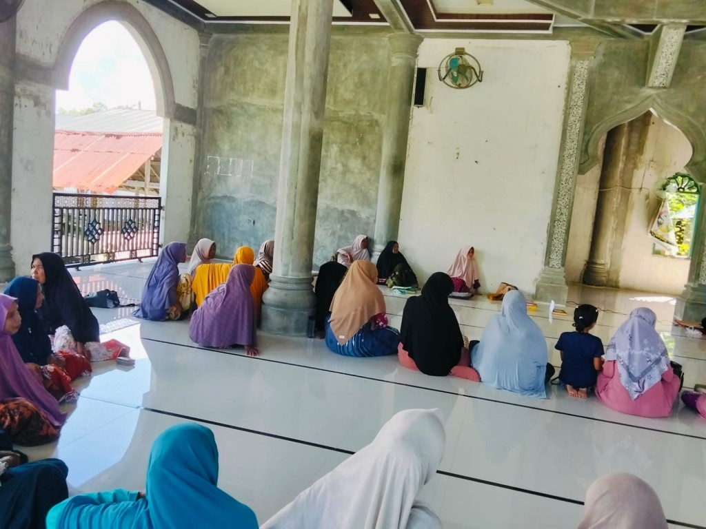 Acara pengajian rutin di meunasah ulee birah khusus untuk kaum perempuan acara siang hari 