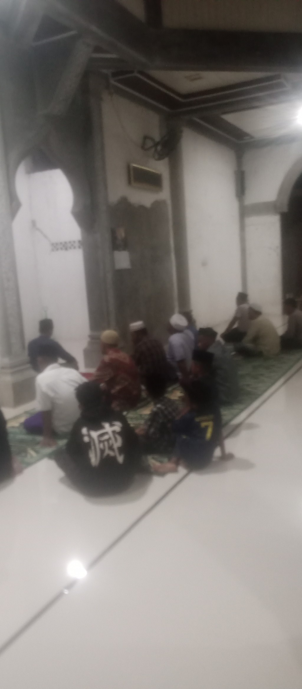 Sholat magrib berjamaah di meunasah ulee BIRAH 